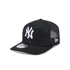 New York Yankees Black & White Mesh 19TWENTY Trucker Hat