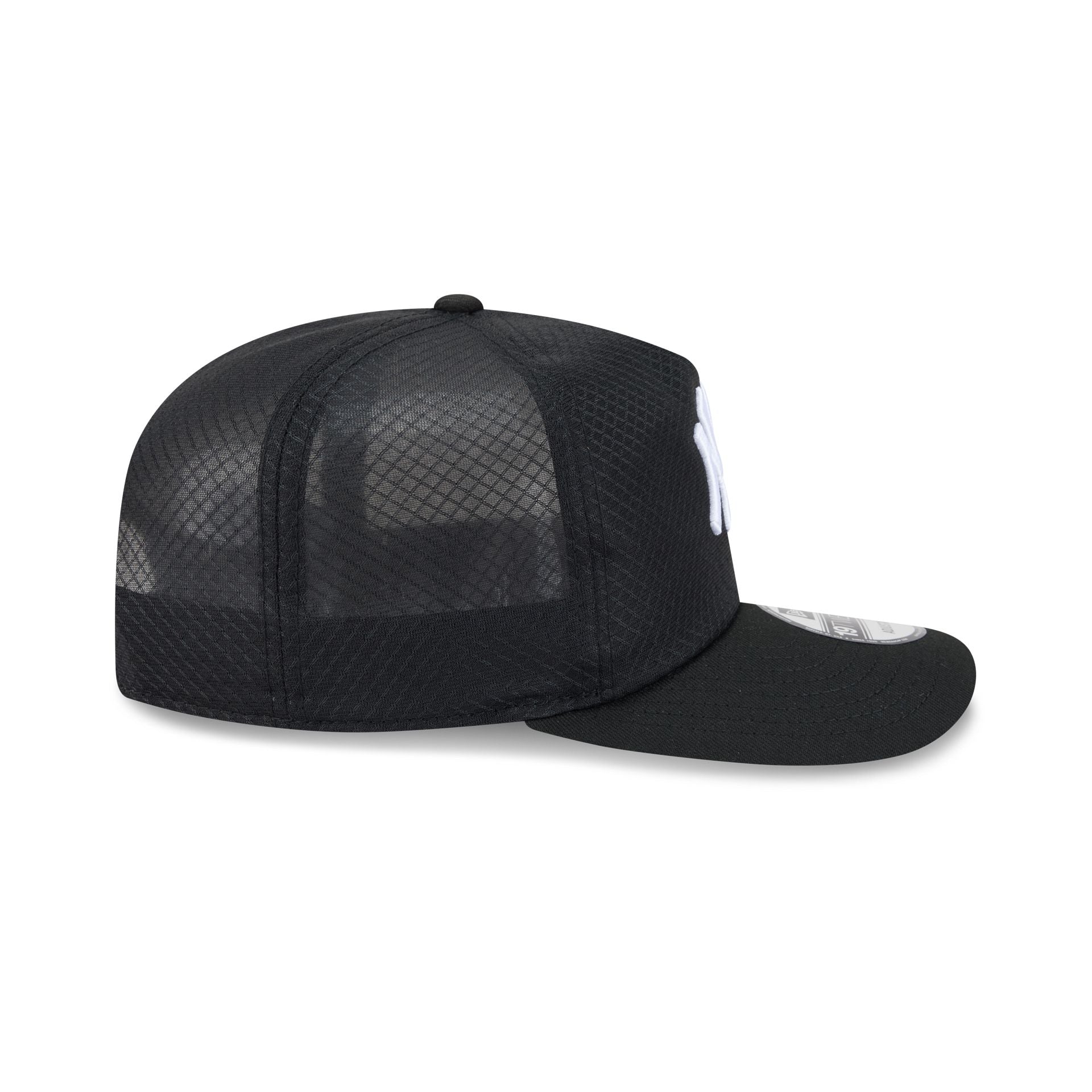 New York Yankees Black & White Mesh 19TWENTY Trucker Hat