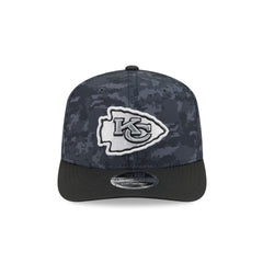 Kansas City Chiefs 2026 Salute to Service 9SEVENTY Stretch-Snap Hat